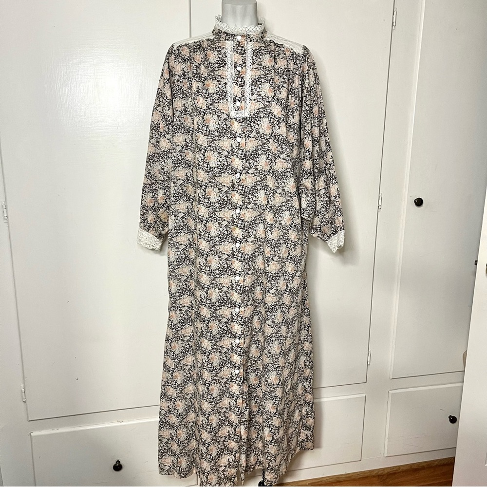 Vintage 70s Floral Prairie Style Caftan House Dress Nightgown Modest